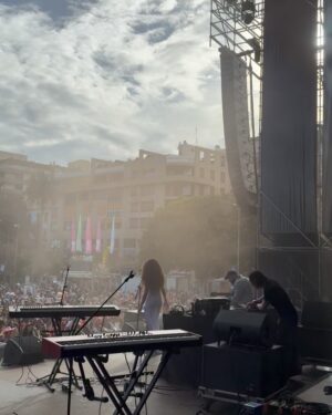 Eva Ruiz Instagram - Carnaval carnaval tqqq🥳🤍 Gracias @los40spain y @jonaymesaguitar x acompañarme en el escenario⭐️ 
Y a ustdsss x el amor🥹
Styled by mi princesa @marinananke assisted by @la.safronchik y @sandrapard 🤍