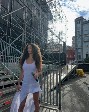 Eva Ruiz Instagram - Carnaval carnaval tqqq🥳🤍 Gracias @los40spain y @jonaymesaguitar x acompañarme en el escenario⭐️ 
Y a ustdsss x el amor🥹
Styled by mi princesa @marinananke assisted by @la.safronchik y @sandrapard 🤍