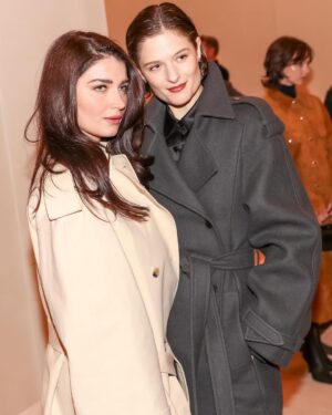 Eve Hewson Instagram - CALVIN KLEIN ☔️ @veronicaleoni 💐