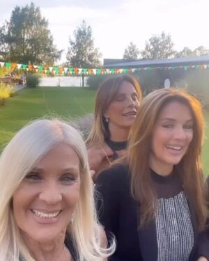 Evelyn Scheidl Instagram - Compartir el casamiento de los hijos de amigas es una enorme emoción!! Gracias @tgarbesi por imvitarnos !
Divinos los novios Mateo & Victoria @mventur8 @victoriasolanetn y divina ceremonia!!
Y vernos con amigas de tantos años siempre es maravilloso!!!
@reynalgina @marcetinayre @mtinayre @morafurtadook @teresacalandra @nequigalotti @andreafrigeriook @delfinafrers @wedcode @karinarabolini.ok 
Muy buen domingo 🌷🍀🌷🍀🌷🍀