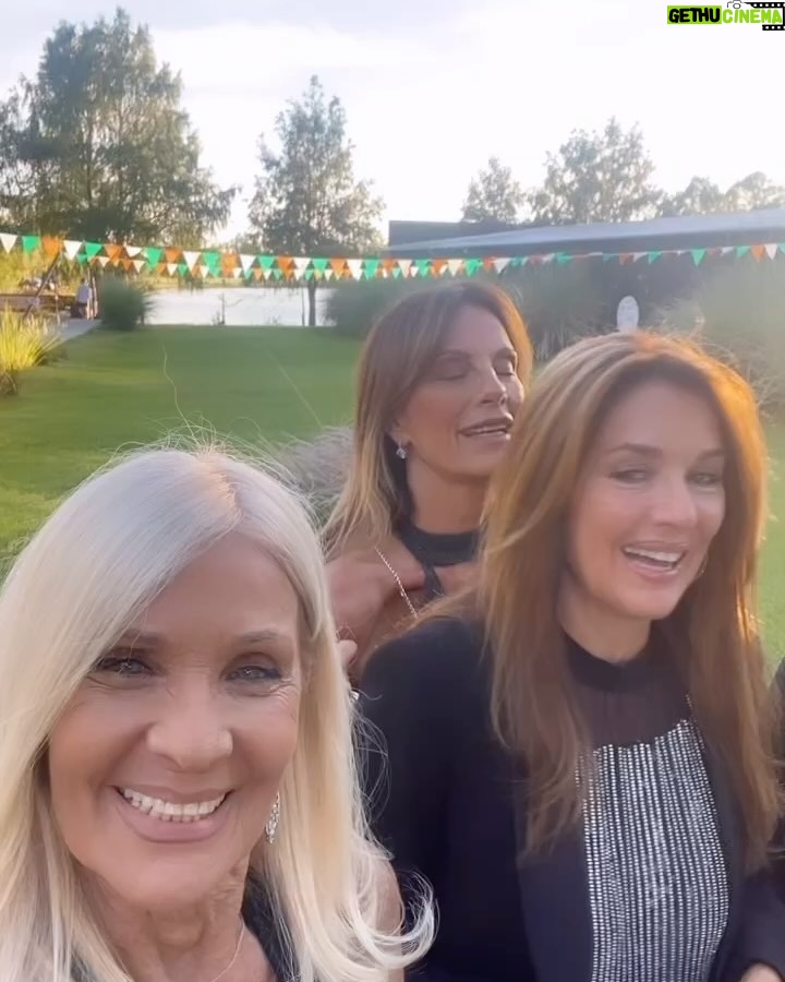 Evelyn Scheidl - 7.2K Likes - Compartir el casamiento de los hijos de amigas es una enorme emoción!! Gracias @tgarbesi por imvitarnos !
Divinos los novios Mateo & Victoria @mventur8 @victoriasolanetn y divina ceremonia!!
Y vernos con amigas de tantos años siempre es maravilloso!!!
@reynalgina @marcetinayre @mtinayre @morafurtadook @teresacalandra @nequigalotti @andreafrigeriook @delfinafrers @wedcode @karinarabolini.ok
Muy buen domingo 🌷🍀🌷🍀🌷🍀