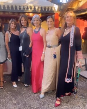 Evelyn Scheidl Instagram - Compartir el casamiento de los hijos de amigas es una enorme emoción!! Gracias @tgarbesi por imvitarnos !
Divinos los novios Mateo & Victoria @mventur8 @victoriasolanetn y divina ceremonia!!
Y vernos con amigas de tantos años siempre es maravilloso!!!
@reynalgina @marcetinayre @mtinayre @morafurtadook @teresacalandra @nequigalotti @andreafrigeriook @delfinafrers @wedcode @karinarabolini.ok 
Muy buen domingo 🌷🍀🌷🍀🌷🍀