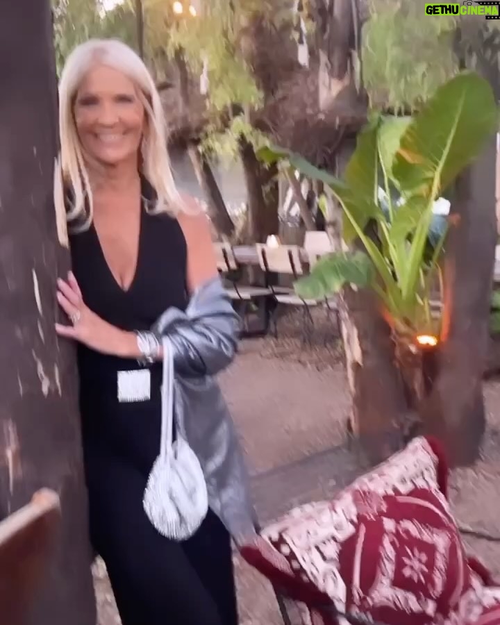 Evelyn Scheidl - 7.2K Likes - Compartir el casamiento de los hijos de amigas es una enorme emoción!! Gracias @tgarbesi por imvitarnos !
Divinos los novios Mateo & Victoria @mventur8 @victoriasolanetn y divina ceremonia!!
Y vernos con amigas de tantos años siempre es maravilloso!!!
@reynalgina @marcetinayre @mtinayre @morafurtadook @teresacalandra @nequigalotti @andreafrigeriook @delfinafrers @wedcode @karinarabolini.ok
Muy buen domingo 🌷🍀🌷🍀🌷🍀