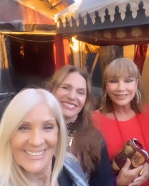 Evelyn Scheidl Instagram - Compartir el casamiento de los hijos de amigas es una enorme emoción!! Gracias @tgarbesi por imvitarnos !
Divinos los novios Mateo & Victoria @mventur8 @victoriasolanetn y divina ceremonia!!
Y vernos con amigas de tantos años siempre es maravilloso!!!
@reynalgina @marcetinayre @mtinayre @morafurtadook @teresacalandra @nequigalotti @andreafrigeriook @delfinafrers @wedcode @karinarabolini.ok 
Muy buen domingo 🌷🍀🌷🍀🌷🍀