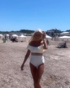 Evelyn Scheidl Instagram - Mar del Plata es sorprendente!!! Cada playa tiene su encanto!! @lareserva.mdq es espectacular!! Una entrada a pura naturaleza y el balneario ofrece todas las comodidades!!!!
Y disfrutar junto a amigas es un privilegio!!!
Gracias @alvareznata @gracecamara31 @nequigalotti @reynalgina 🍀🍀🍀

Traje de baño @xyrusar @jimecyru 
Anteojos @teresacalandraanteojos