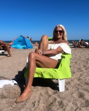 Evelyn Scheidl Instagram - Mar del Plata es sorprendente!!! Cada playa tiene su encanto!! @lareserva.mdq es espectacular!! Una entrada a pura naturaleza y el balneario ofrece todas las comodidades!!!!
Y disfrutar junto a amigas es un privilegio!!!
Gracias @alvareznata @gracecamara31 @nequigalotti @reynalgina 🍀🍀🍀

Traje de baño @xyrusar @jimecyru 
Anteojos @teresacalandraanteojos