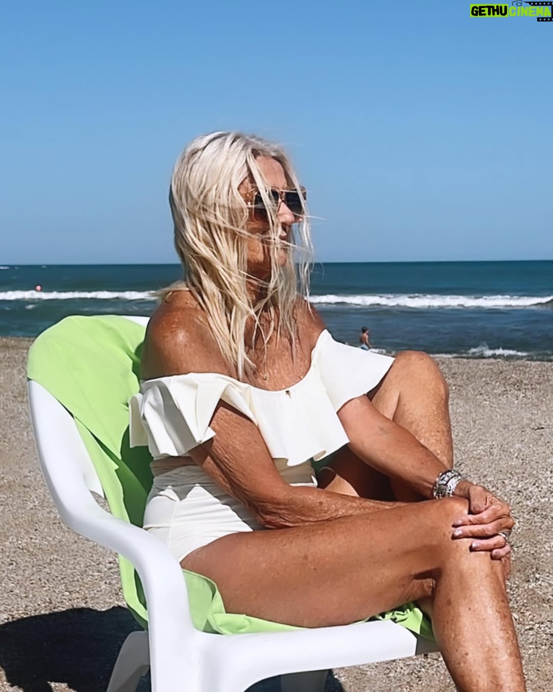 Evelyn Scheidl - 5.6K Likes - Mar del Plata es sorprendente!!! Cada playa tiene su encanto!! @lareserva.mdq es espectacular!! Una entrada a pura naturaleza y el balneario ofrece todas las comodidades!!!!
Y disfrutar junto a amigas es un privilegio!!!
Gracias @alvareznata @gracecamara31 @nequigalotti @reynalgina 🍀🍀🍀
Traje de baño @xyrusar @jimecyru
Anteojos @teresacalandraanteojos