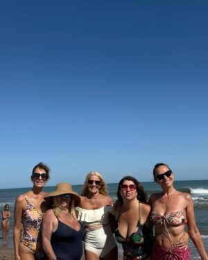 Evelyn Scheidl Instagram - Mar del Plata es sorprendente!!! Cada playa tiene su encanto!! @lareserva.mdq es espectacular!! Una entrada a pura naturaleza y el balneario ofrece todas las comodidades!!!!
Y disfrutar junto a amigas es un privilegio!!!
Gracias @alvareznata @gracecamara31 @nequigalotti @reynalgina 🍀🍀🍀

Traje de baño @xyrusar @jimecyru 
Anteojos @teresacalandraanteojos