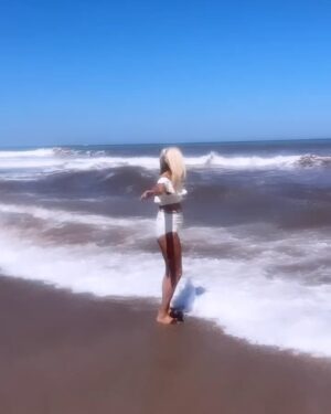 Evelyn Scheidl Instagram - Mar del Plata es sorprendente!!! Cada playa tiene su encanto!! @lareserva.mdq es espectacular!! Una entrada a pura naturaleza y el balneario ofrece todas las comodidades!!!!
Y disfrutar junto a amigas es un privilegio!!!
Gracias @alvareznata @gracecamara31 @nequigalotti @reynalgina 🍀🍀🍀

Traje de baño @xyrusar @jimecyru 
Anteojos @teresacalandraanteojos