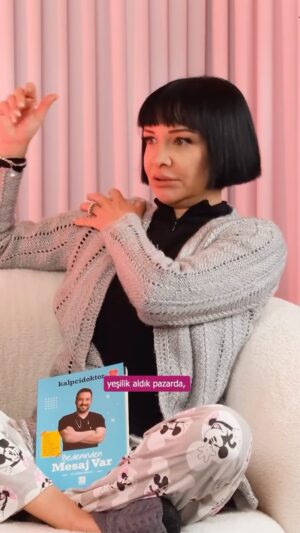 Evrim Akın Instagram - Çoook keyif aldığım, çok bilgilendiğimiz bir sohbet oldu sevgili @kalpci.doktor hocam ile birlikte. 🫠😍 Videonun tamamı şuan YouTube kanalımda yayında. 🙈@yuzbindijital
#reklam