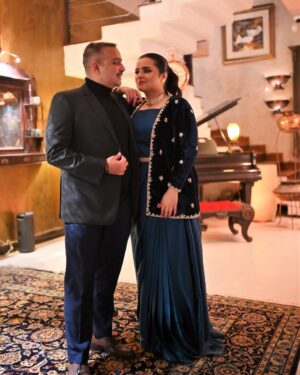 Faiza Saleem Instagram - Starting the new year with super hit drama “Shadi Ke Chay Saal Baad.” 

👗: @mariyamdrizwan 
💄: @beenishparvez_official 
💎: @esfirjewels 
📸: @moizali_photography_official 

#faizasaleem #abuzermk #anniversary #sixyears #wedding #december #family #drama