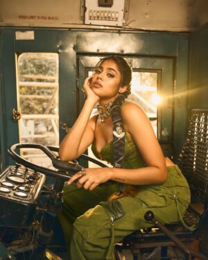 Faria Abdullah Instagram - How to utilise an abandoned bus: 101 

Outfit and Styling : @aishwaryastylesit
Jewellery : @karnikajewelshyd
Photos : @shaktismaran
Makeup : @anushalimakeup
