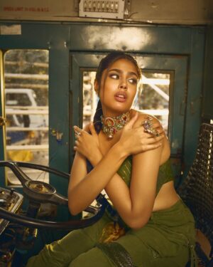 Faria Abdullah Instagram - How to utilise an abandoned bus: 101 

Outfit and Styling : @aishwaryastylesit
Jewellery : @karnikajewelshyd
Photos : @shaktismaran
Makeup : @anushalimakeup