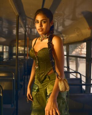 Faria Abdullah Instagram - How to utilise an abandoned bus: 101 

Outfit and Styling : @aishwaryastylesit
Jewellery : @karnikajewelshyd
Photos : @shaktismaran
Makeup : @anushalimakeup