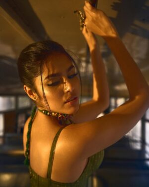 Faria Abdullah Instagram - How to utilise an abandoned bus: 101 

Outfit and Styling : @aishwaryastylesit
Jewellery : @karnikajewelshyd
Photos : @shaktismaran
Makeup : @anushalimakeup
