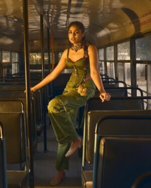 Faria Abdullah Instagram - How to utilise an abandoned bus: 101 

Outfit and Styling : @aishwaryastylesit
Jewellery : @karnikajewelshyd
Photos : @shaktismaran
Makeup : @anushalimakeup