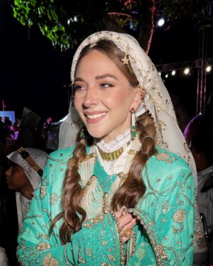 Fatima AlBanawi Instagram - أنزل بالسبابة على شاشة الجوال
الكل في أجمل رونق، آخر شياكة
هكذا هي الاحتفالات الوطنية
تجعل كل منّا عريس أو عروسة
احتفالات وطنية تملأ الأجواء بالألوان
لحظات فخر واعتزاز، لحظات إلهام
تجدد فينا الطموحات، ترسم الأحلام
وتحكي أجمل سير الأجداد
كل عام وبلادنا تشرق بالفخر
• • •
👗 
𝐏𝐡𝐨𝐭𝐨𝐬 𝐛𝐲: @leqaam @azharna_
𝐃𝐫𝐞𝐬𝐬: @reem_esailan
𝐌𝐚𝐤𝐞𝐮𝐩: @maha_makeup_00
• • •
#يوم_التأسيس 
#يوم_التأسيس_السعودي
#السعودية
#فاطمة_البنوي