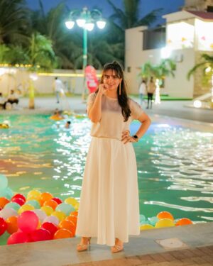 Fatima Effendi Instagram - Be a woman of substance in a world full of trends 💋🥂👠🧚‍♀️

📸 @weddingsbykhushnood