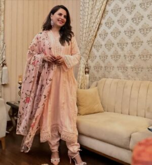 Fatima Effendi Instagram - Eid was busy so posting late!
Eid mubarak ❤️
Wearing @snowhofficial 
 👠 @blackbeiger