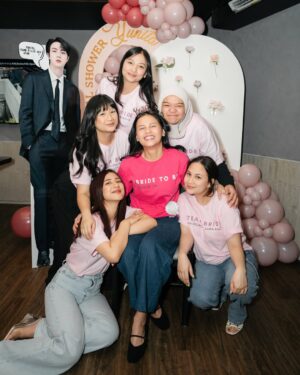 Fita Anggriani Instagram - Pertama kali kenal @yunitasiregar dari 2013 pas kebetulan lagi stripping DDS, tapi mulai deket nya bisa dibilang baru 2 tahun belakangan ini karena kita sering olahraga bareng ☺️ Semakin kita deket dan ternyata banyak kesamaan yg disuka then suddenly dapet kerjaan bareng di film HSL , terus decided utk liburan bareng juga so jadi semakin tau karakter asli ini anak, rasanya berasa nambah punya kakak perempuan sih jujur 🥹 selain Sheila and Dinda of course , karakter mereka yg beda beda bett jadinya merasa terlengkapi bisa deket dgn mereka semua 🥹💗 
I feel so lucky !

Yunita selain humble dan care sekali dengan orang sekitar nya , doi tuh juga manusia kuat yg ku kenal zih , banget ! Ga bisa bayangin jadi anda yg hidup tanpa kedua orang tua di kota yg keras ini ya zay 👋🏼 Tapi bener kata orang2 kalo orang baik tuh pasti ditemukan jodoh yg baik juga diwaktu yg tepat. And kemarin liat dia at her wedding bersama orang yg tepat ikut bahagia sekali tapi tetep mata eike basah mulu liatnye 😭👋🏼 
 
Kak, thank you for allowing me to be a part of your special moment . You must know that you deserve to be loved and happy . You deserve to live a life that excites you ! I wish you both a wonderful wedding and a fulfilling life together. 🤍🕊️ #GoodbyeJin 😌
