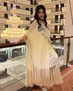 Fiza Ali Instagram - 💟
“A woman in white is a vision of purity, elegance, and timeless beauty” #WhiteDress #ElegancePersonified #TimelessBeauty @vestispret
