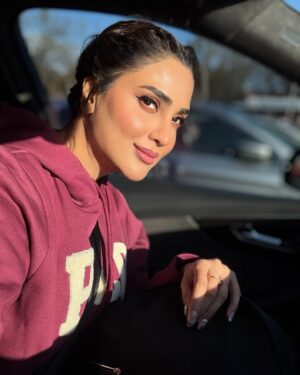 Fiza Ali Instagram - Sunshine on my face, happiness in my heart #PlayOutside #fizaali