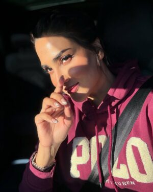 Fiza Ali Instagram - Sunshine on my face, happiness in my heart #PlayOutside #fizaali
