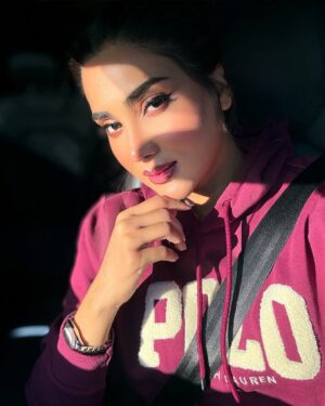 Fiza Ali Instagram - Sunshine on my face, happiness in my heart #PlayOutside #fizaali