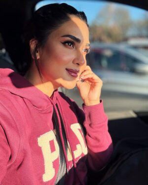 Fiza Ali Instagram - Sunshine on my face, happiness in my heart #PlayOutside #fizaali