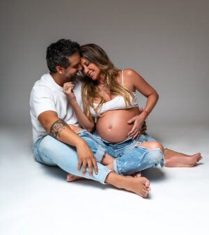 Flaviana Seeling Instagram - Feliz día del amor en todas sus formas 😍!!! Amor de pareja , amor de familia , amor propio, amor a los demás , amor por nuestros hijos , amor de amigos , a nuestros animalitos y los enamorados de la vida !!!! 
Un día para nosotros Especial!!! @orlando_carmona eres mi vida entera, gracias 🙏🏼 por tu amor incondicional ❤️, por amar nuestra familia , por apoyarme en cada proyecto , por trabajar juntos por nuestros sueños y metas , por ser este hombre luchador que da todo por nosotros !!! Vamos por más , vamos por este hijo amado , vamos por ayudar a mucha gente lograr sus propósitos !!!! 

Fotos @darwin.burdiles 

Feliz día mi gente hermosa !!!! ❤️‍🔥❤️❤️‍🔥❤️❤️‍🔥❤️❤️‍🔥❤️