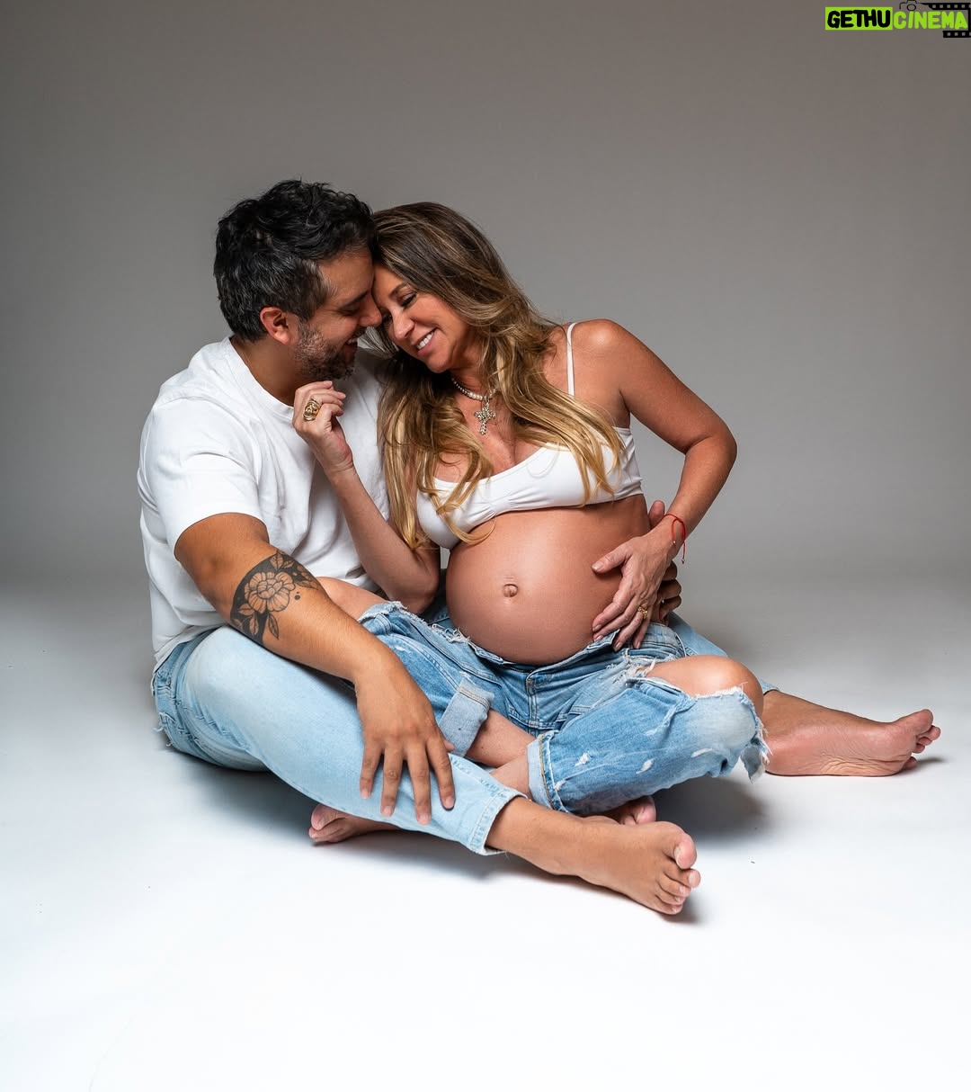 Flaviana Seeling - 10.2K Likes - Feliz día del amor en todas sus formas 😍!!! Amor de pareja , amor de familia , amor propio, amor a los demás , amor por nuestros hijos , amor de amigos , a nuestros animalitos y los enamorados de la vida !!!!
Un día para nosotros Especial!!! @orlando_carmona eres mi vida entera, gracias 🙏🏼 por tu amor incondicional ❤️, por amar nuestra familia , por apoyarme en cada proyecto , por trabajar juntos por nuestros sueños y metas , por ser este hombre luchador que da todo por nosotros !!! Vamos por más , vamos por este hijo amado , vamos por ayudar a mucha gente lograr sus propósitos !!!!
Fotos @darwin.burdiles
Feliz día mi gente hermosa !!!! ❤️🔥❤️❤️🔥❤️❤️🔥❤️❤️🔥❤️