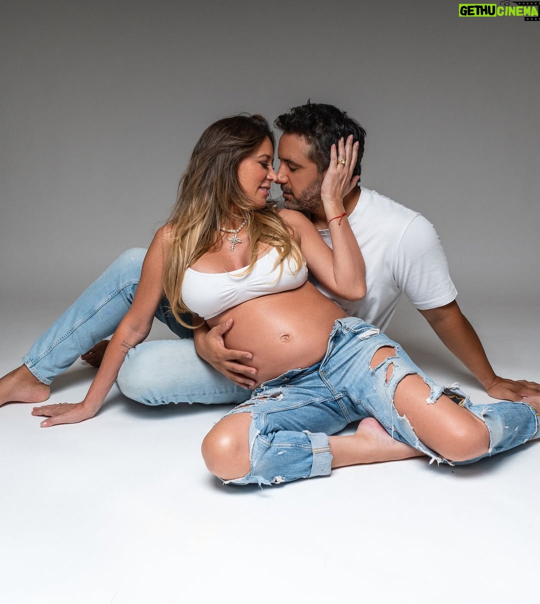 Flaviana Seeling - 10.2K Likes - Feliz día del amor en todas sus formas 😍!!! Amor de pareja , amor de familia , amor propio, amor a los demás , amor por nuestros hijos , amor de amigos , a nuestros animalitos y los enamorados de la vida !!!!
Un día para nosotros Especial!!! @orlando_carmona eres mi vida entera, gracias 🙏🏼 por tu amor incondicional ❤️, por amar nuestra familia , por apoyarme en cada proyecto , por trabajar juntos por nuestros sueños y metas , por ser este hombre luchador que da todo por nosotros !!! Vamos por más , vamos por este hijo amado , vamos por ayudar a mucha gente lograr sus propósitos !!!!
Fotos @darwin.burdiles
Feliz día mi gente hermosa !!!! ❤️🔥❤️❤️🔥❤️❤️🔥❤️❤️🔥❤️