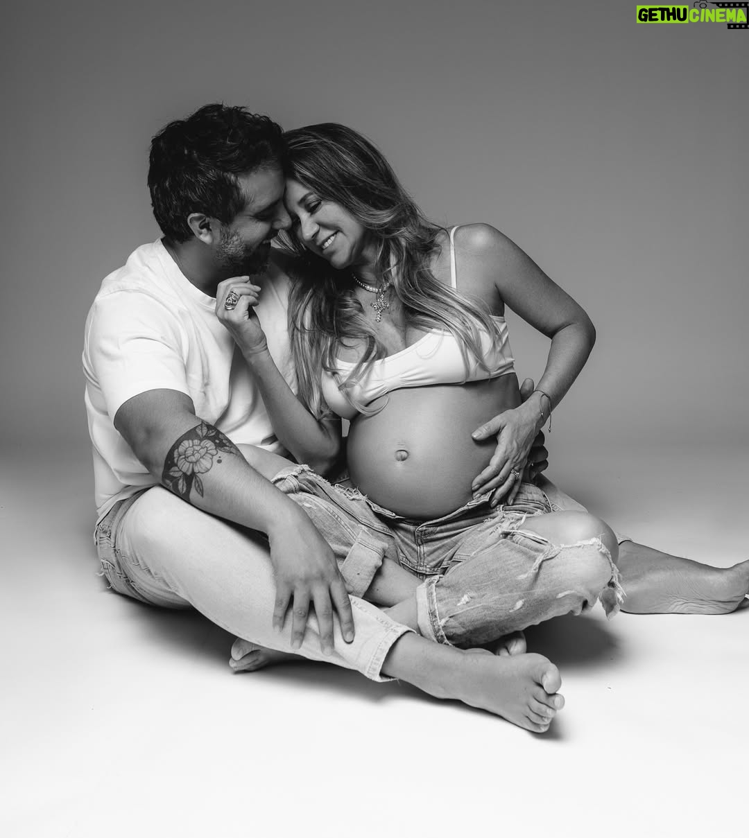 Flaviana Seeling - 10.2K Likes - Feliz día del amor en todas sus formas 😍!!! Amor de pareja , amor de familia , amor propio, amor a los demás , amor por nuestros hijos , amor de amigos , a nuestros animalitos y los enamorados de la vida !!!!
Un día para nosotros Especial!!! @orlando_carmona eres mi vida entera, gracias 🙏🏼 por tu amor incondicional ❤️, por amar nuestra familia , por apoyarme en cada proyecto , por trabajar juntos por nuestros sueños y metas , por ser este hombre luchador que da todo por nosotros !!! Vamos por más , vamos por este hijo amado , vamos por ayudar a mucha gente lograr sus propósitos !!!!
Fotos @darwin.burdiles
Feliz día mi gente hermosa !!!! ❤️🔥❤️❤️🔥❤️❤️🔥❤️❤️🔥❤️