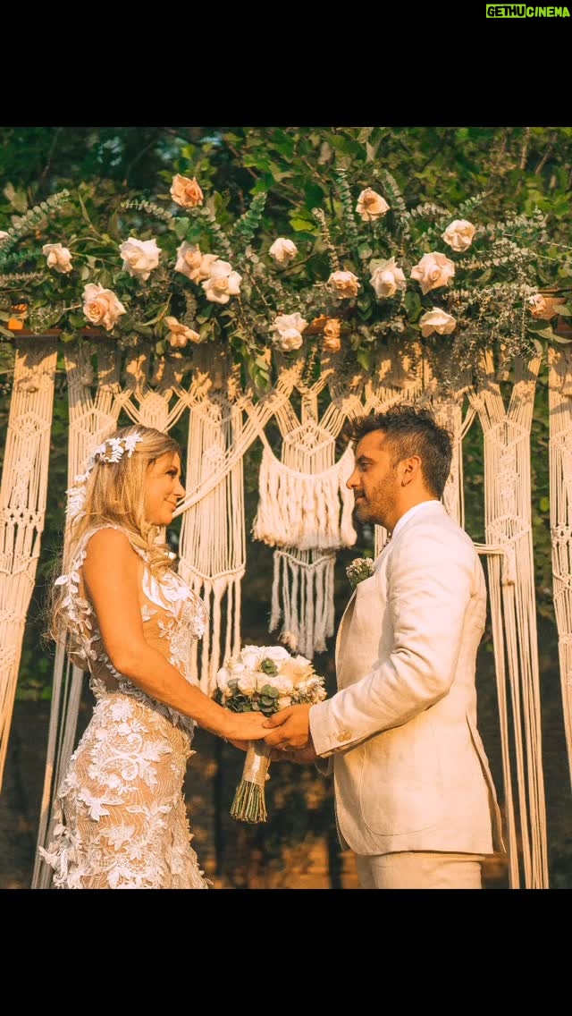 Flaviana Seeling - 7.9K Likes - “ HOY estamos de cumple 🎉 de matrimonio !!! Estos años a tu lado son los mejores de mi vida !!! Gracias 🙏🏼 por tanto mi amor !!! Soy feliz y agradecida de nuestra familia ! “ Fla
“Recordando uno de los días más lindos de mi vida ! Los años más maravillosos viviendo en esta familia que me regalaste y crece hoy con nuestro bebé ! 👶 te amo “ Orly
Vestido @nicolettavalentina