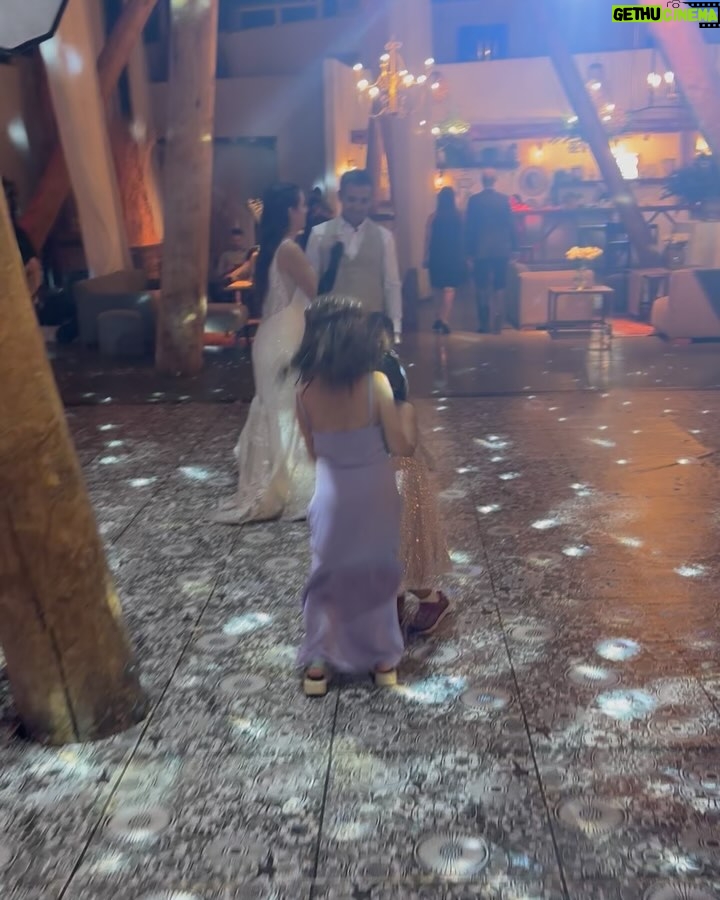 Flaviana Seeling - 15.6K Likes - Primera salida oficial con nuestra pancita !!!! Matrimonio de nuestros amados amigos !!!! @sofi.vsg @lazoantonioaguilera
Mi enterito amado es de @madremia.cl 😍