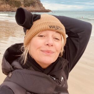Flavie Flament Instagram - Plus d’artifices. Plus de maquillage. 
Un jour, @pamelaanderson a fait tomber le masque. Et avec lui, la condescendance et les jugements à l’emporte-pièce. 
Comme si un regard smoky et une bouche framboise suffisaient à définir la palette d’une personnalité, comme si la circonférence d’une poitrine siliconée était inversement proportionnelle à celle d’un cerveau, d’une culture, comme si l’étroitesse d’une jupe révélait celle d’un talent ou d’une appétence. 
Alors je m’interroge: fardée et coiffée dès potron-minet pour trois heures de direct quotidien, je ne sais parfois plus vraiment qui je suis, ou plutôt, qui je donne à voir. 
La même, assurément, que celle sur ces photos. 
Et pourtant…
Regardons plus grand. Plus vrai. 
Méfions nous de nos petites lucarnes🩵