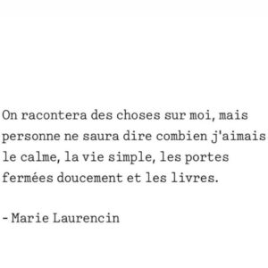 Flavie Flament Instagram - Plus d’artifices. Plus de maquillage. 
Un jour, @pamelaanderson a fait tomber le masque. Et avec lui, la condescendance et les jugements à l’emporte-pièce. 
Comme si un regard smoky et une bouche framboise suffisaient à définir la palette d’une personnalité, comme si la circonférence d’une poitrine siliconée était inversement proportionnelle à celle d’un cerveau, d’une culture, comme si l’étroitesse d’une jupe révélait celle d’un talent ou d’une appétence. 
Alors je m’interroge: fardée et coiffée dès potron-minet pour trois heures de direct quotidien, je ne sais parfois plus vraiment qui je suis, ou plutôt, qui je donne à voir. 
La même, assurément, que celle sur ces photos. 
Et pourtant…
Regardons plus grand. Plus vrai. 
Méfions nous de nos petites lucarnes🩵