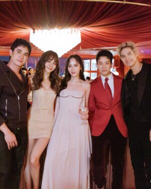 Fonthip Watcharatrakul Instagram - สุขสันต์วันเกิดพี่สาวสุดที่รักของน้องนะค้าาา @aum_patchrapa หนูขอบคุณพี่สำหรับทุกๆความรัก ความจริงใจ ความช่วยเหลือ ความห่วงใยทุกๆอย่างที่พี่มีให้หนู หนูโชคดีที่มีพี่ในชีวิตมากๆเลย ไม่ว่าจะเป็นช่วงที่แย่ มีเรื่องที่ไม่สบายใจ หรือเป็นทุกข์ใจ พี่จะปลอบหนู เข้าใจหนู ไม่สบายใจไปกับหนูด้วย พี่ซัพพอร์ต เป็นกำลังใจให้หนูทุกเรื่องเลย พี่เป็นคนที่จิตใจดีมากกๆ ไม่แปลกเลยที่ใครๆก็รักพี่ ไม่ใช่เพราะชื่อเสียง หรือความเป็นซุปตาร์ แต่พี่มีเมตตาให้คนรอบข้างเสมอเลย หนูขอให้ความดีของพี่ปกป้องพี่ในทุกๆวัน ขอให้พี่มีแต่คนรอบข้างที่น่ารักและใจดี แบบที่พี่ใจดีกับคนอื่นเสมอเลยนะค้าา แม้จะคนละความเชื่อ แต่พี่อยู่ในการอธิษฐานอวยพรของหนูเสมอ หนูขอให้พี่มีความสุข มีรอยยิ้ม มีเสียงหัวเราะแบบนี้ไปทุกวันเลยยย ขอพระเจ้าอวยพรพี่ในทุกวัน รักกพี่มากๆค่าา ❤️