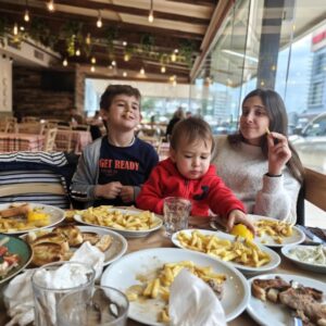 Foteini Atheridou Instagram - Είπατε κάτι για πατάτες ? Καλή Σαρακοστή !!! Εμείς πάντως σκάσαμε ☺️❤️ #kalisarakosti #katharadeftera #boys #family #happy #fulloffood