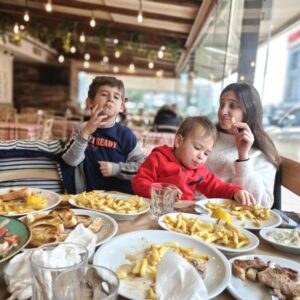 Foteini Atheridou Instagram - Είπατε κάτι για πατάτες ? Καλή Σαρακοστή !!! Εμείς πάντως σκάσαμε ☺️❤️ #kalisarakosti #katharadeftera #boys #family #happy #fulloffood