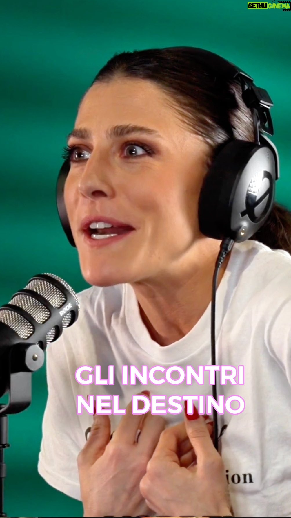 Francesca Valtorta - 591 Likes - 🎥 “Quando il destino bussa alla porta: la storia di Francesca Valtorta! 🎬✨”
Nel nuovo episodio di Senza Filtri, Benedetta Mazza esplora un momento cruciale della vita di Francesca Valtorta: quell’incontro casuale che ha cambiato tutto.
🤯 “Era possibile. Era più vicina. Ho detto: io ci provo!”
Un ragazzo la ferma dopo un esame e, con poche parole, apre una porta sul suo futuro da attrice. Un vero momento sliding doors, dove il destino e il coraggio si sono intrecciati, portandola fino al Centro Sperimentale di Cinematografia.
✨ Credi nel destino o pensi che tutto dipenda da noi?
Ascolta la risposta di Francesca e scopri come una scelta apparentemente piccola possa creare un effetto domino straordinario.
🎧 La puntata completa è disponibile su UAU.it Podcast!
📲 Link in bio!