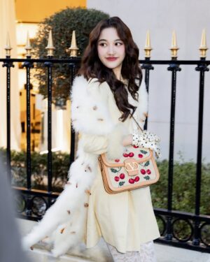 Freen Sarocha Instagram - What a girl wants 🪶✨🍒
@maisonvalentino 

#ValentinoGaravani 
#9to5Bag #Cherryfic 
#LeMétaThéâtreDesIntimités