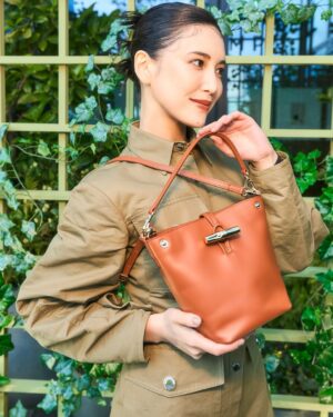 Fujii Karen Instagram - LIVE GREEN!!🧺🌱

「家族の元に帰る」—— 自然と触れ合い、愛する人たちとの時間を慈しみ、笑い声に包まれる高揚感。過去を振り返るノスタルジックな情景ではなく、“自分らしさ”の源と繋がる瞬間に沸き立つエナジーを描いた、ロンシャン 2025年夏コレクション。

ロンシャンの華やかで温かみのある空間は
いつも心を穏やかにしてくれます。🤍😌

私の大好きな、「ル ロゾ」👜と共に、
楽しい空間を堪能させていただきました✨💐🙏

Thank you for inviting me!
I really appreciate it!♡

#LongchampLiveGreen #LongchampSS25
#LongchampLeRoseau #ロンシャン#PR @longchamp 

hm/ @tomoca13