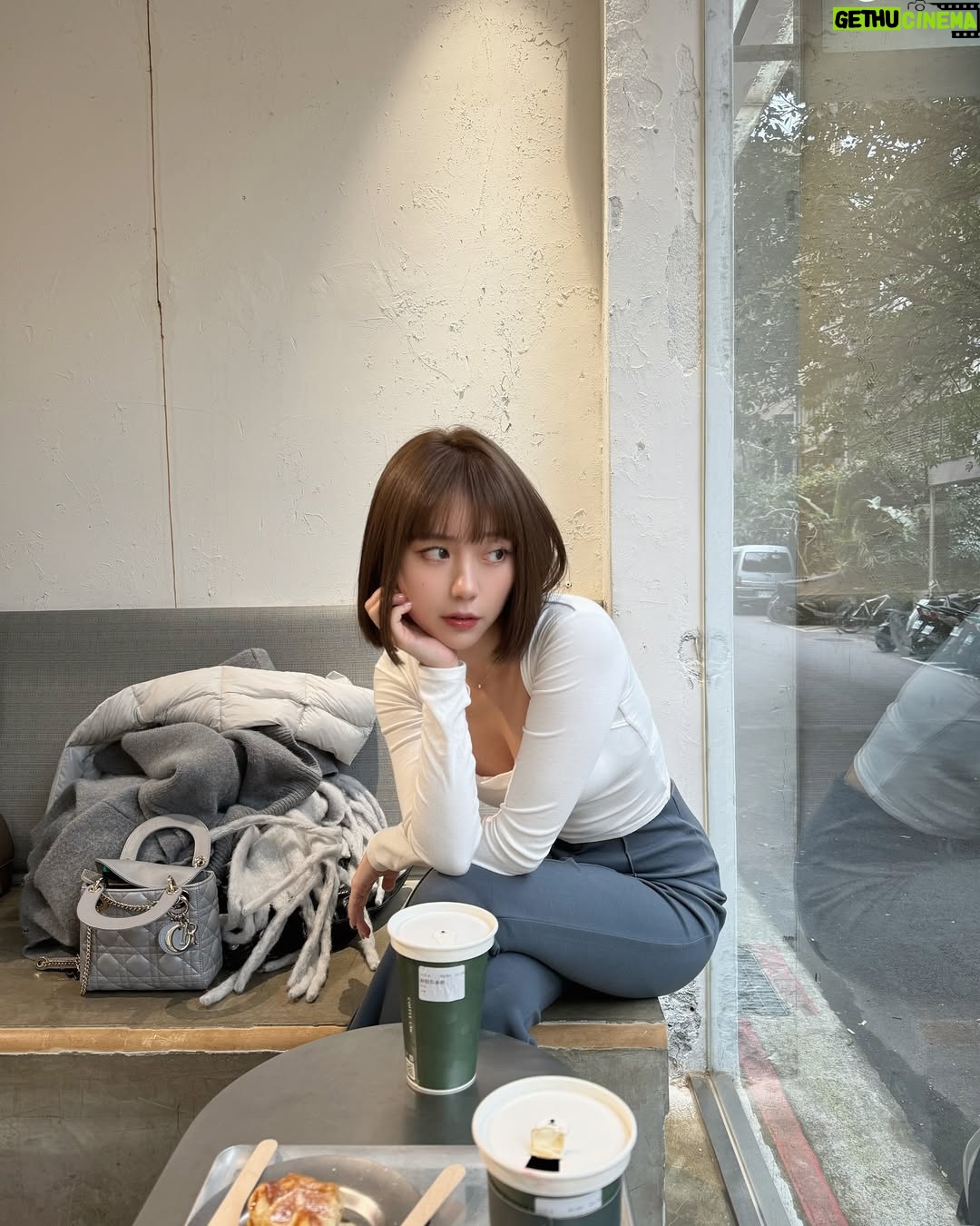 Furby Chen - 4.7K Likes - -
打完流感疫苗昏睡了三天😴
每天下午一直睡著 你們有這樣嗎?
還是單純太冷 我才會睡著🐽
昨天被 #coffeelaw 的酪梨拿鐵迷住了🥑
好好喝喔~~~
還接了睫毛 @comfy_eyelash 💓💓💓
頭髮換了帶灰的顏色 剪了兩公分 @s_lu_s_lu
但是都沒有人發現唷 🤗