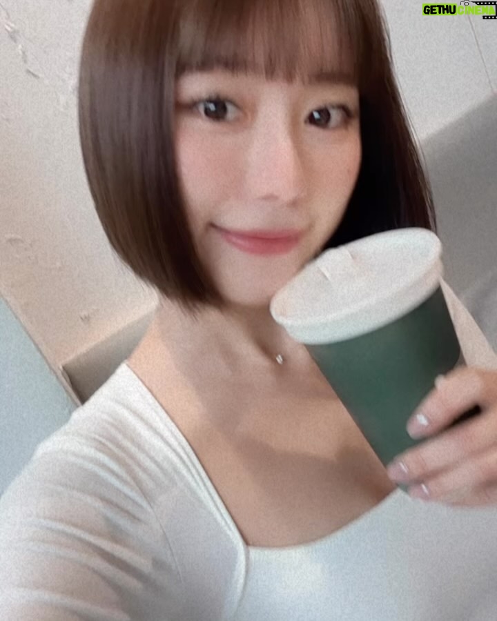 Furby Chen - 4.7K Likes - -
打完流感疫苗昏睡了三天😴
每天下午一直睡著 你們有這樣嗎?
還是單純太冷 我才會睡著🐽
昨天被 #coffeelaw 的酪梨拿鐵迷住了🥑
好好喝喔~~~
還接了睫毛 @comfy_eyelash 💓💓💓
頭髮換了帶灰的顏色 剪了兩公分 @s_lu_s_lu
但是都沒有人發現唷 🤗