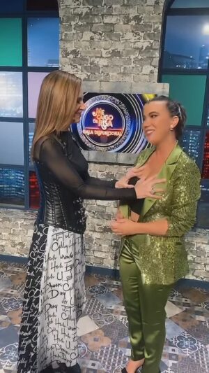 Gabriela Platas Instagram - A esta mujer yo no solo la quiero y la admiro, si no que además aprendo tanto de ella. Me encanta tu manera de disfrutar la vida Gaby, tu manera de reírte como si no hubiera un mañana, tu autenticidad y tú mente un tanto retorcida jaja! 
Nuestra hermana más ruda pero con un corazón enorme. Una compañera generosa, talentosa y divertida y una amiga espectacular. Ya quiero volver a grabar Me caigo de Risa entre otras razones para volver a compartir camerino contigo todos los días y chacotear. Feliz cumpleaños @gabyplatas ! 🥳🥳