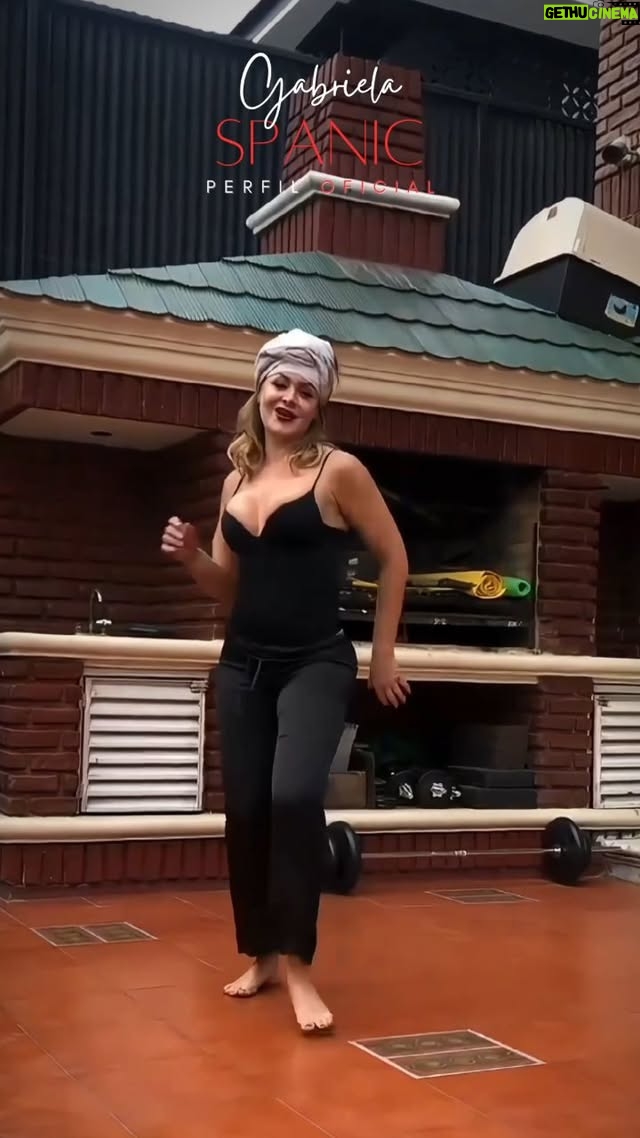 Gabriela Spanic - 11.7K Likes - Mis Angeles,
Feliz Navidad! 🎄💫 En esta época tan especial, quiero tomar un momento para agradecerles por todo el amor y apoyo que me han brindado a lo largo del año. Ustedes son una parte fundamental de mi vida y mi carrera, y no puedo expresar lo agradecida que estoy.
Que en esta Navidad la luz de la paz y el amor brille en tu hogar y el año nuevo traiga muchos días felices y prósperos y que tengan momentos mágicos, risas y abrazos cálidos. Celebremos el amor, la amistad y la alegría que nos rodea.💖
Espero que cada uno de ustedes encuentren paz en sus corazones y disfruten de cada instante con sus seres queridos.
Les envío un abrazo lleno de cariño y que Dios me los bendiga e ilumine sus vidas hoy y siempre. 🌟
#FelizNavidad #GabySpanic #GabrielaSpanic
__________________________
Meus anjos,
Feliz Natal! 🎄💫 Neste momento especial, quero reservar um momento para agradecer todo o amor e apoio que vocês me deram ao longo do ano. Vocês são uma parte fundamental da minha vida e carreira e não consigo expressar o quanto estou grata.
Neste Natal, que a luz da paz e do amor brilhe em suas casas e que o ano novo traga muitos dias felizes e prósperos e que tenham momentos mágicos, risadas e abraços calorosos. Vamos celebrar o amor, a amizade e a alegria que nos rodeia.💖
Espero que cada um de vocês encontre paz em seu coração e aproveite cada momento com seus entes queridos.
Envio-lhes um abraço cheio de amor e que Deus os abençoe e ilumine suas vidas hoje e sempre. 🌟
#FelizNatal #GabySpanic #GabrielaSpanic
