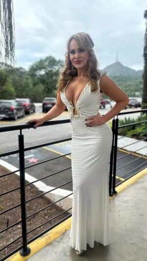 Gabriela Spanic Instagram - Depois de tantos anos estou muito feliz de ver esse jardim lindo do SBT e encontrar tanta gente linda!

Meus fãs não percam os meus eventos no Brasil
Dia 14 de Dezembro ás 19:30 no @cariocaclub 
Dia 15 de Dezembro ás 10h e ás 14h no Meliá Paulista @meliahotelsbr Inscreva-se no link aqui do meu perfil.

Para publicidades: @suelenmontteiro 

Video: @_afirmino
Vestido: @splash.boutique