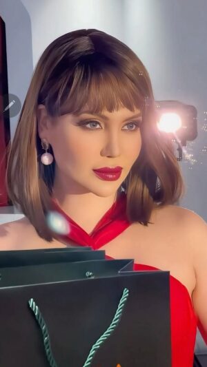 Gabriela Spanic Instagram - ¡Estoy súper emocionada, conmovida y muy, muy, MUY feliz!
Ver cómo Paola Bracho, ese personaje que marcó historia en La Usurpadora, sigue inspirando a tantos artistas del Makeup Artist y la caracterización alrededor del mundo… ¡es simplemente increíble! 

Gracias a todos los que, año con año, le dan nueva vida a este íconico personaje con su talento, creatividad y pasión.
Me llena el alma ver cómo este personaje sigue cruzando fronteras y conquistando corazones. 

¡Los amo a tiempo total!
Gracias por tanto amor, por mantener viva la esencia de Paola Bracho y por ser parte de esta historia. 

#PaolaBracho #LaUsurpadora #IconoDeTelenovela #Caracterización #MaquillajeArtistico #GraciasTotales #LosAmoATiempoTotal #LeyendaDeLaTV #TelenovelasQueMarcan