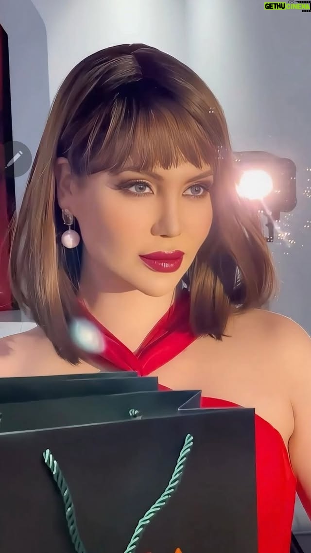 Gabriela Spanic - 23.8K Likes - ¡Estoy súper emocionada, conmovida y muy, muy, MUY feliz!
Ver cómo Paola Bracho, ese personaje que marcó historia en La Usurpadora, sigue inspirando a tantos artistas del Makeup Artist y la caracterización alrededor del mundo… ¡es simplemente increíble!
Gracias a todos los que, año con año, le dan nueva vida a este íconico personaje con su talento, creatividad y pasión.
Me llena el alma ver cómo este personaje sigue cruzando fronteras y conquistando corazones.
¡Los amo a tiempo total!
Gracias por tanto amor, por mantener viva la esencia de Paola Bracho y por ser parte de esta historia.
#PaolaBracho #LaUsurpadora #IconoDeTelenovela #Caracterización #MaquillajeArtistico #GraciasTotales #LosAmoATiempoTotal #LeyendaDeLaTV #TelenovelasQueMarcan